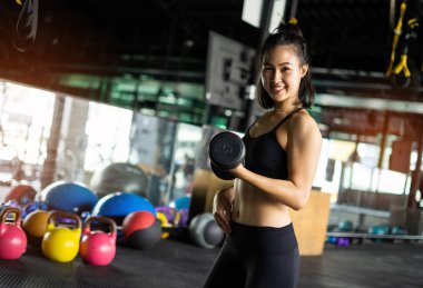 Sportif güzel kadın halter ağırlık eğitimi ile egzersiz 