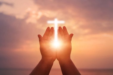 İnsan elinin hurma ibadet kadar açın. Eucharist terapi korusun Tanrı o
