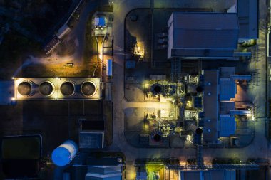 Havadan görünüm gece ışık yağ terminali için endüstriyel tesistir 