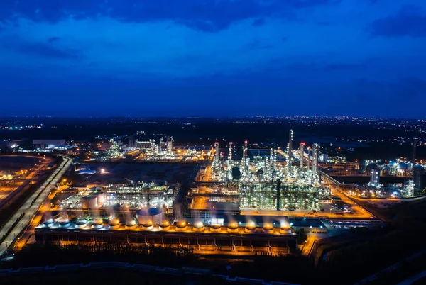 Luchtfoto of bovenaanzicht nachtlampje olieterminal is industriële f — Stockfoto