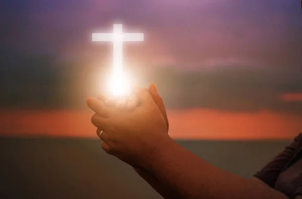 Christian woman praying worship at sunset. Hands folded in praye — Stock Photo, Image