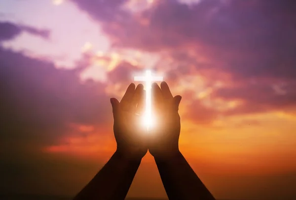 Emberi kéz nyissa meg a tenyér felfelé imádják. Eucharisztia terápia áldja Isten ő — Stock Fotó