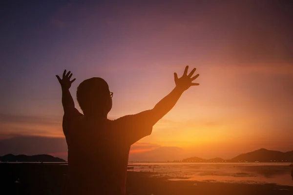 Mâinile omeneşti deschid palma închinării. Terapia euharistică binecuvântează-L pe Dumnezeu — Fotografie, imagine de stoc