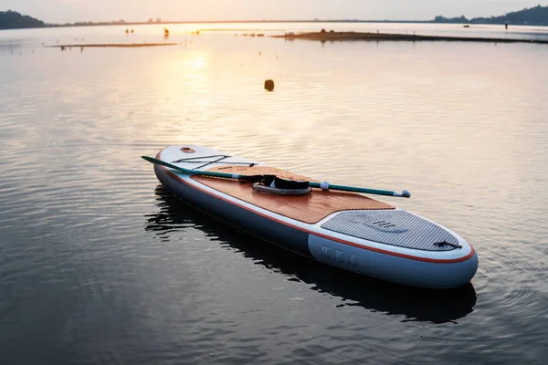 Sup Board auf dem Meer bei Sonnenuntergang. — Stockfoto