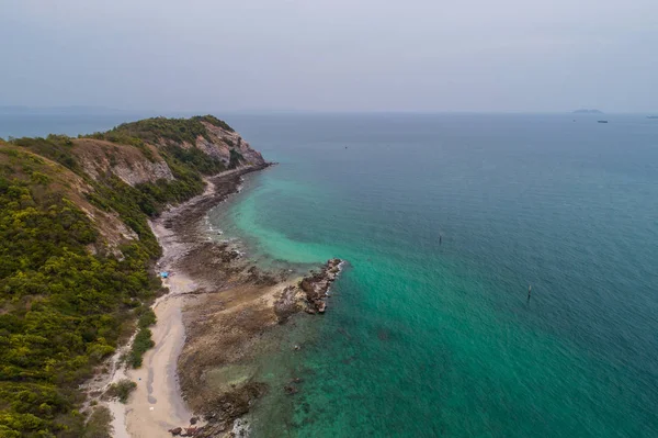 Aerial top view of ocean waves, beach and rocky coastline and be — Stock Photo, Image