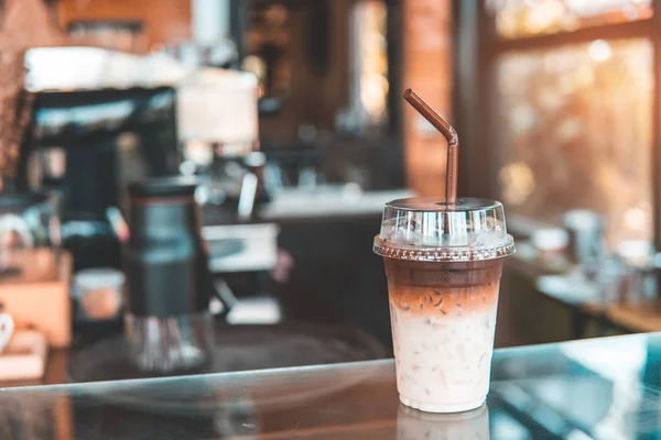 Café gelado de dois tons no café. Café de gelo marrom e branco — Fotografia de Stock