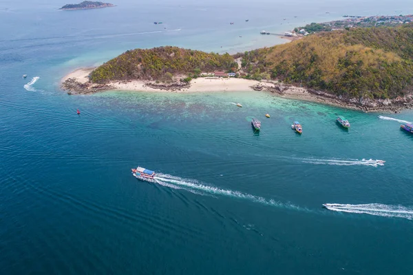 Widok z góry na fale oceanu, plaża i skaliste wybrzeże i być — Zdjęcie stockowe