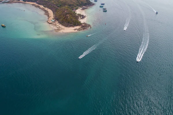 Vue aérienne sur les vagues de l'océan, la plage et le littoral rocheux et être — Photo