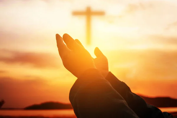 Mâinile omeneşti deschid palma închinării. Terapia euharistică binecuvântează-L pe Dumnezeu — Fotografie, imagine de stoc