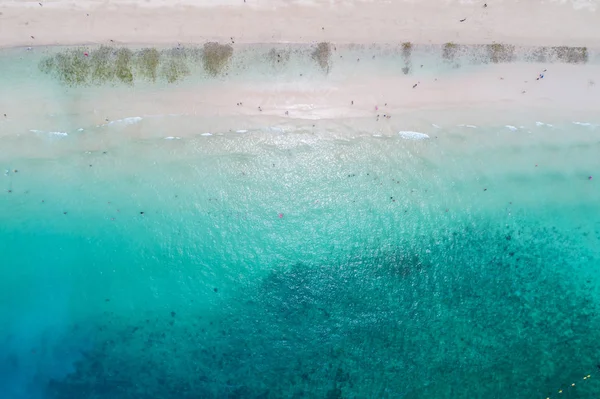 Vue aérienne sur les vagues de l'océan, la plage et le littoral rocheux et être — Photo