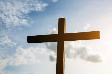 Kavramsal ahşap haç veya günbatımı gökyüzü üzerinde din sembolü 