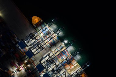 Gece manzaralı liman konteynırı nakliye gemisi geliyor.