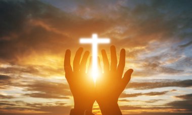 İnsan elinin hurma ibadet kadar açın. Eucharist terapi korusun Tanrı o