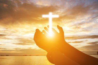 İnsan elinin hurma ibadet kadar açın. Eucharist terapi korusun Tanrı o