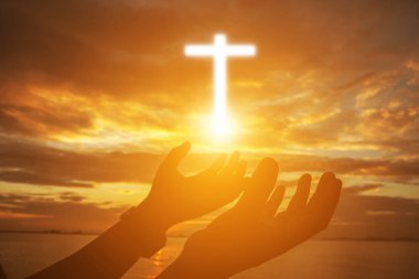 İnsan elinin hurma ibadet kadar açın. Eucharist terapi korusun Tanrı o