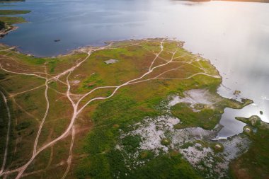 Havadan manzara manzara doğa nehir ve sunse de çim arka plan