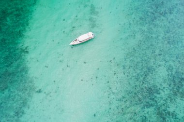 Deniz ve tekne veya sürat teknesi havadan görünümü. Güzel doğal 