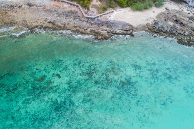 Deniz ve tekne veya sürat teknesi havadan görünümü. Güzel doğal 