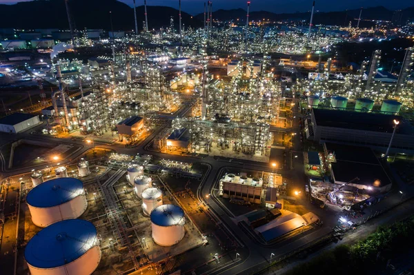 Vue aérienne réservoir de stockage d'huile avec raffinerie de pétrole industria — Photo