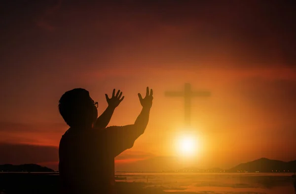 Menschenhände öffnen die Palme zum Gottesdienst. Eucharistietherapie segne Gott er — Stockfoto