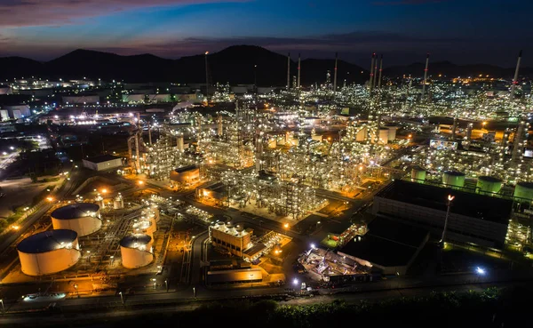 Petrol rafineri fabrikası sanayisiyle hava manzaralı petrol depolama tankı. — Stok fotoğraf