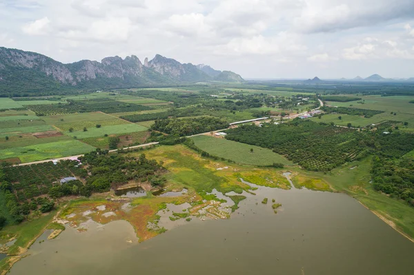 Bosque paisajístico y vista aérea de montaña. Vista aérea overlooki — Foto de Stock