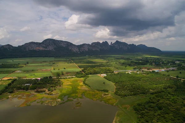 Landschapsbos en uitzicht op de bergen. Uitzicht vanuit de lucht op de omgeving — Stockfoto