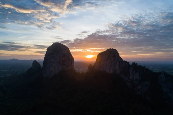 Landschapsbos en berg bij zonsondergang met schemerlucht — Stockfoto