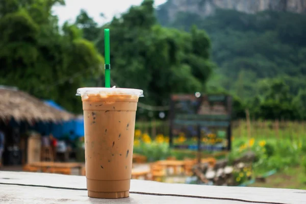 Eiskaffeetasse zur Kaffeezeit auf Bergblick Natur Hintergrund — Stockfoto