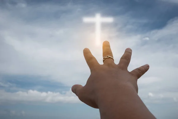 Las manos humanas abren el culto a la palma. Eucaristía Terapia Bendice a Dios Él — Foto de Stock