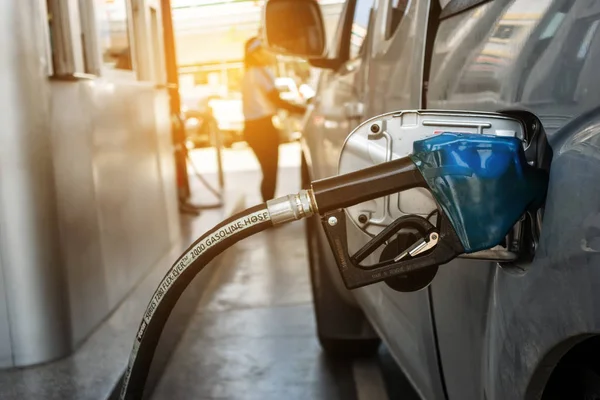 Boquilla de combustible para recargar combustible en el coche en la gasolinera. Concepto de potencia . — Foto de Stock