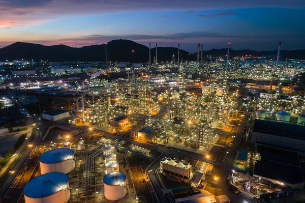 Vasca di stoccaggio olio vista aerea con industria raffineria di petrolio — Foto Stock