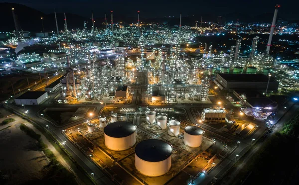 Vasca di stoccaggio olio vista aerea con industria raffineria di petrolio — Foto Stock