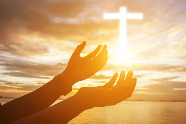 İnsan elinin hurma ibadet kadar açın. Eucharist terapi korusun Tanrı o — Stok fotoğraf