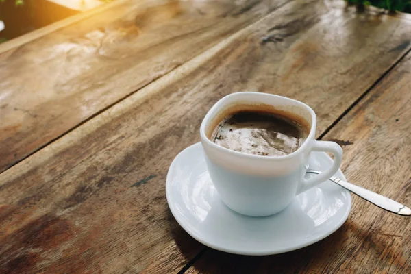 A xícara de cerâmica de café cappuccino quente na mesa de madeira em — Fotografia de Stock