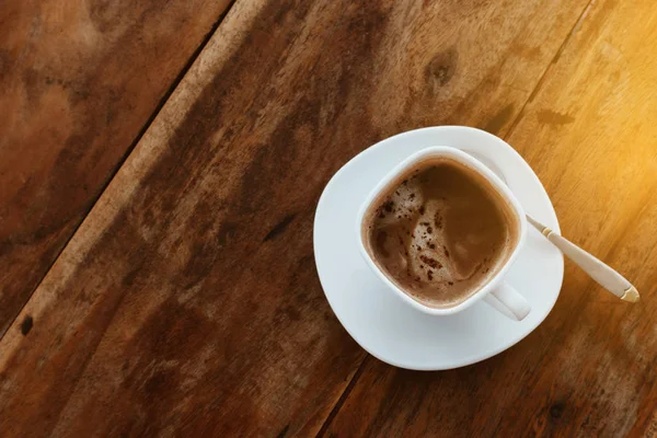 De keramische kopje hete cappuccino koffie op de houten tafel in — Stockfoto
