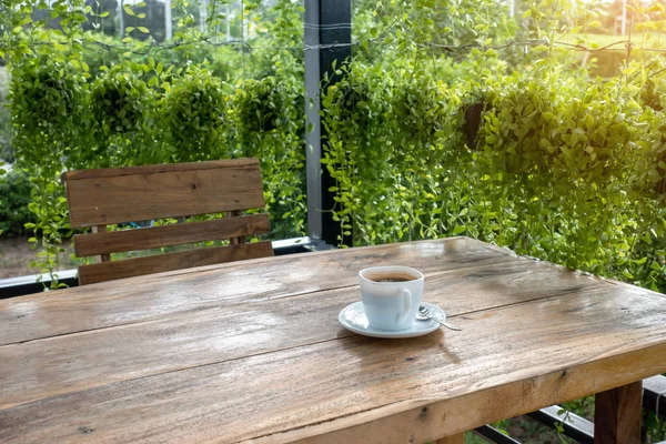 木桌上的热卡布奇诺咖啡的陶瓷杯 — 图库照片