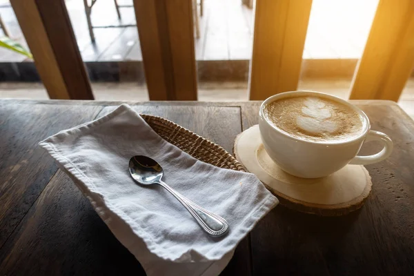 A xícara de cerâmica de café cappuccino quente na mesa de madeira em — Fotografia de Stock