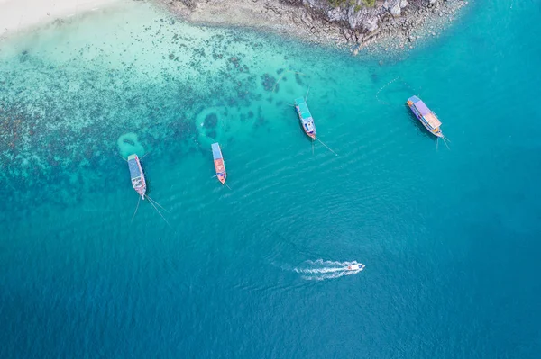 Vue aérienne sur la mer et le bateau ou hors-bord. Beau naturel — Photo