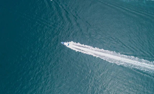 Vista aérea sobre el mar y barco o lancha rápida. Hermosa natural —  Fotos de Stock