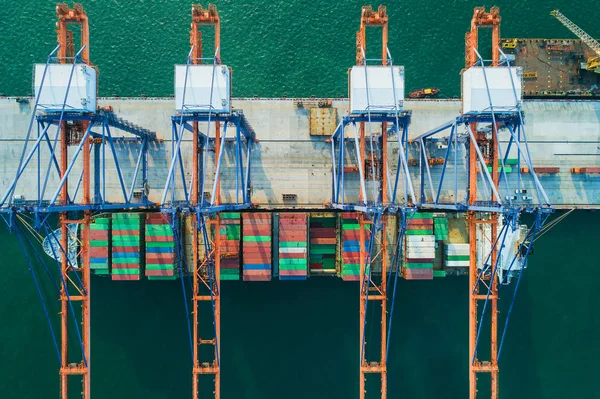 Navio de contêiner de vista aérea para contêiner de carregamento de porto marítimo para imp — Fotografia de Stock