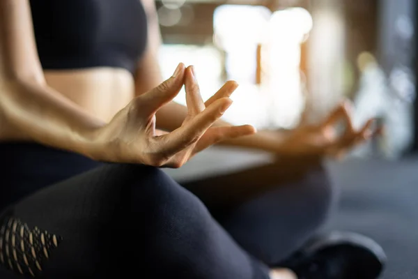 Aziatische mooie vrouwen zijn het beoefenen van yoga met meditatie Lotus — Stockfoto