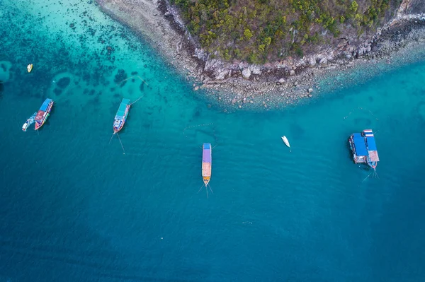 Vue aérienne sur la mer et le bateau ou hors-bord. Beau naturel — Photo