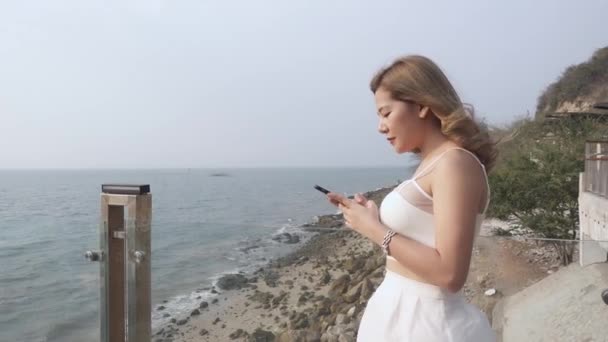 Молода Жінка Азіатка Використовуючи Смартфон Язується Своїми Друзями Покупки Інтернеті — стокове відео