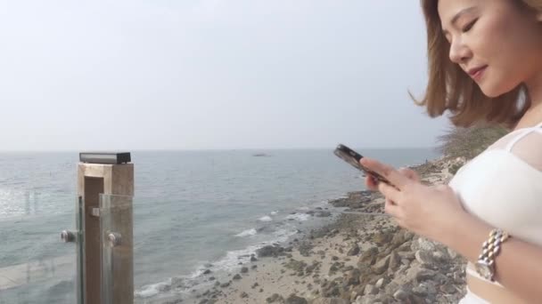 Νεαρή Ασιάτισσα Που Χρησιμοποιεί Smartphone Επικοινώνησε Τους Φίλους Του Και — Αρχείο Βίντεο