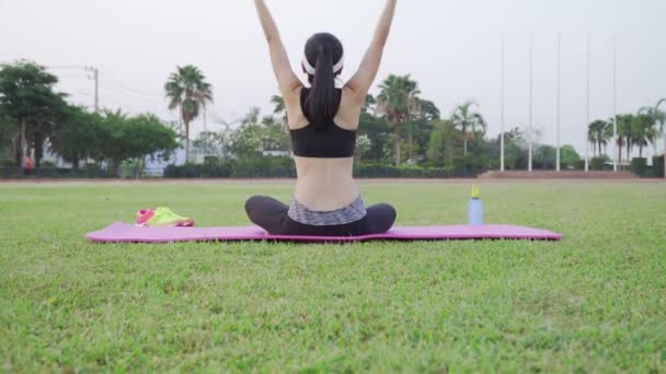 Filmagem Roll Mulher Asiática Fazendo Exercícios Alongamento Parque Desfrutando Natureza — Vídeo de Stock