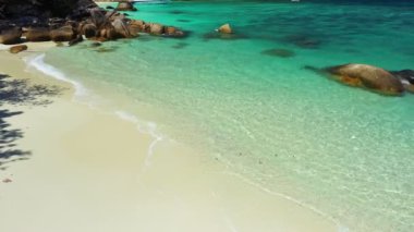 Aerial View Drone 'un ikinci kaydı okyanus dalgaları, güzel tropik plaj ve kayalık sahil şeridi ve güzel orman. Nga Khin Nyo Gyee Adası Myanmar. Güney Myanmar 'daki tropikal deniz ve adalar