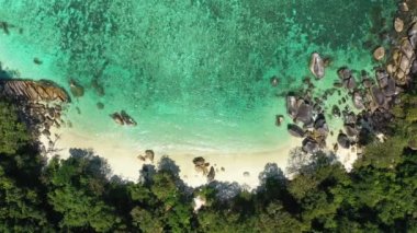 Aerial View Drone 'un ikinci kaydı okyanus dalgaları, güzel tropik plaj ve kayalık sahil şeridi ve güzel orman. Nga Khin Nyo Gyee Adası Myanmar. Tropikal deniz ve sahil doğası güzeldir..