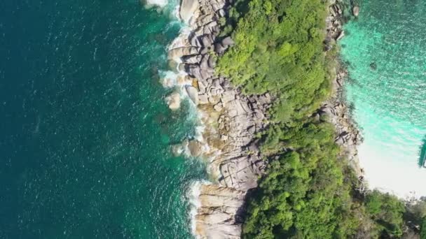 映像空中ビュードローンのBロールは 海の波 美しい熱帯ビーチや岩の海岸線や美しい森を撮影しました Nga Khin Nyo Gyee Islandミャンマー ミャンマー南部にある熱帯の海と島 — ストック動画