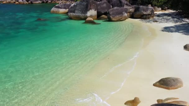 Images B-roll of Aerial view drone shot ocean waves, Beautiful tropical beach and rocky coastline and beautiful forest. Nga Khin Nyo Gyee Island Myanmar. Mer tropicale et plage nature belle .